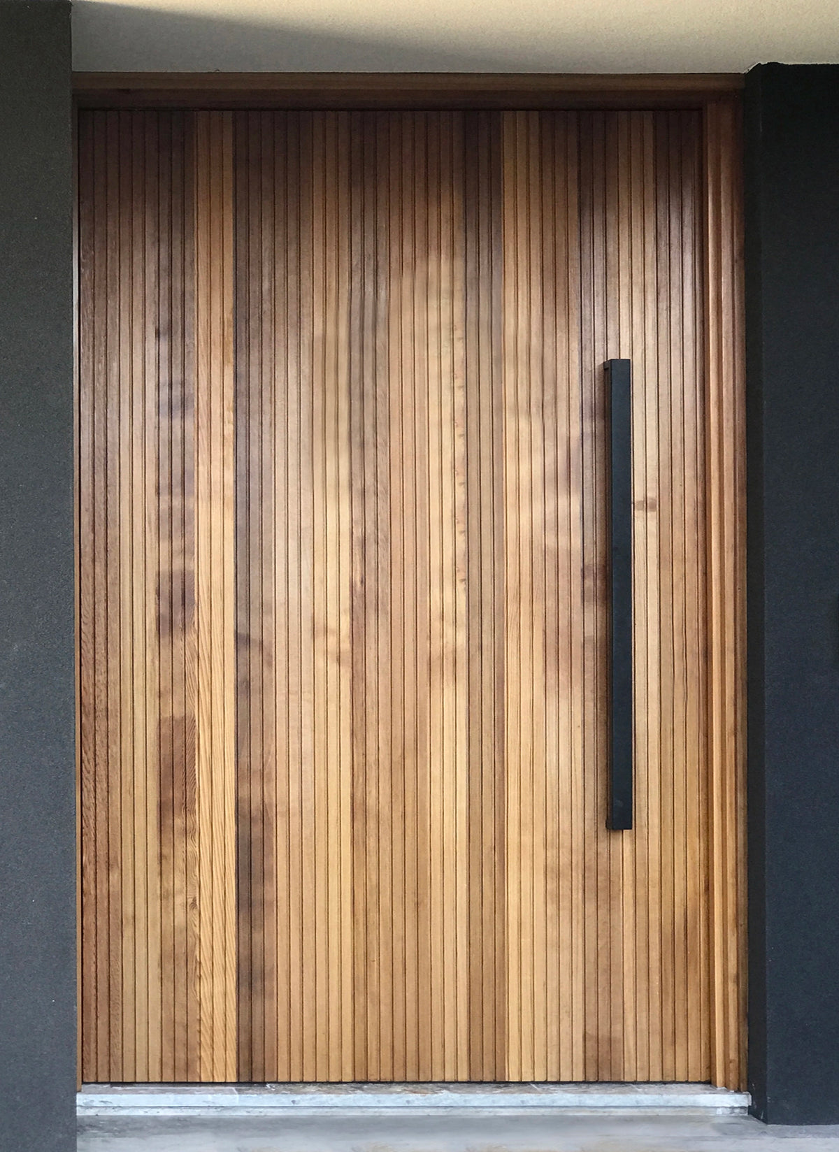 ZMTONLINE Timber door featuring a 900mm Matt  black pull handle (Urban Series) 

